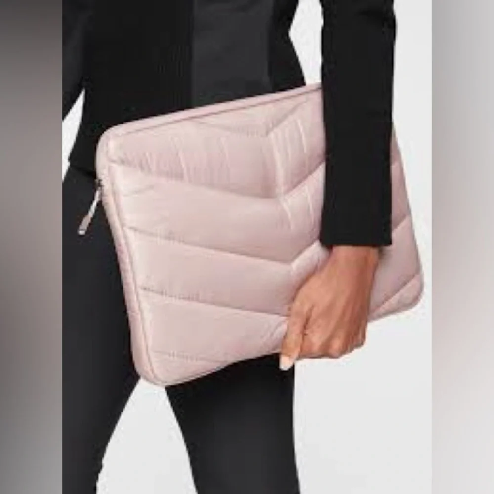 Caraa x Athleta Tech Pouch in Nouveau Rose A14